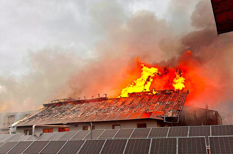 Incendiu de proporții la o fabrică de prelucrare a lemnului! Flăcările au cuprins aproape 1.000 de metri pătrați. Intervenție de amploare a pompierilor