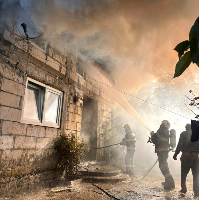 Flăcări devastatoare în Târgoviște! O anexă gospodărească și acoperișul unei case, distruse de incendiu violent
