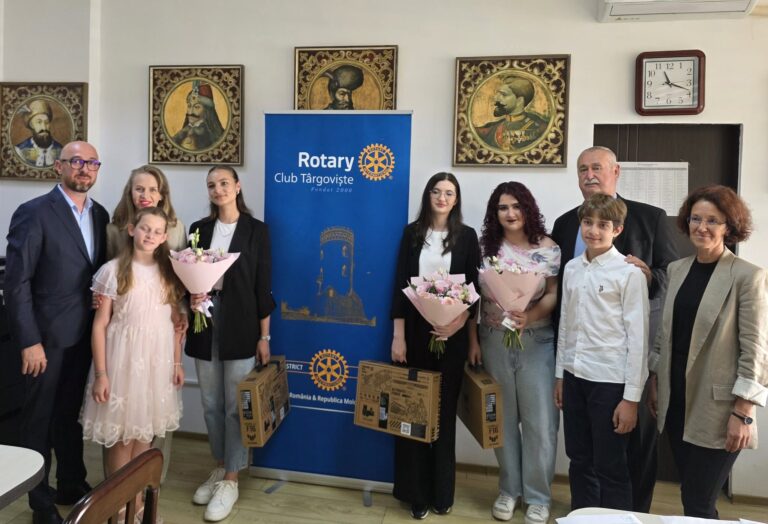 Noi motive de bucurie pentru elevele de 10 la Bacalaureat din Dâmbovița! Au fost premiate cu laptopuri de ultimă generație