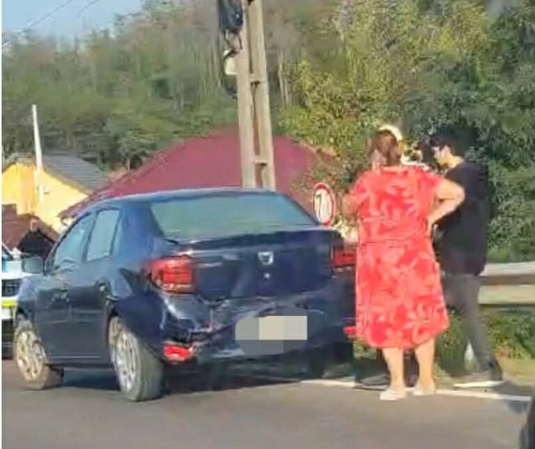 Accident violent în Dâmbovița! Doi pasageri, de urgență la spital! Un șofer începător implicat în coliziunea față-spate dintre două mașini