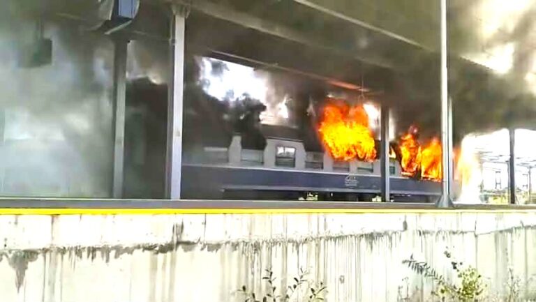 Clipe de groază într-un tren CFR! Ultimul vagon a ars ca o torță în gara Ilteu! Toți călătorii s-au autoevacuat la timp