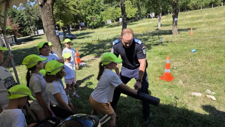 Bucurie imensă și curiozitate debordantă pentru zeci de copii care au petrecut „O zi de tabără cu jandarmii dâmbovițeni”