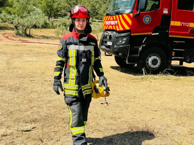 Curaj fără limite la 26 de ani! Maria, singura femeie dintre cei 40 de pompieri români trimiși să lupte cu incendiile devastatoare din Franța