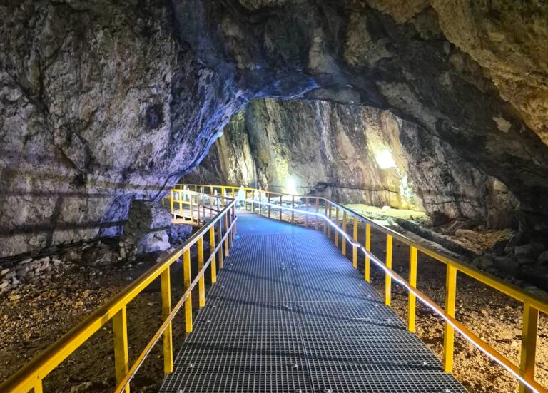 Destinația perfectă a verii! Peștera Ialomiței, refugiul răcoros și spectaculos din inima Bucegilor