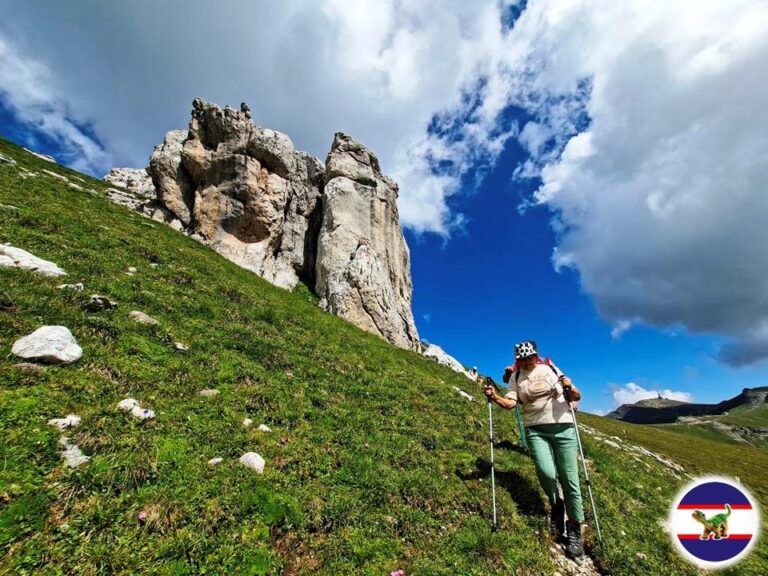 O șezătoare a „dinozaurilor montaniarzi” în inima Bucegilor! Natură, aventură și legende la peste 2500 de metri