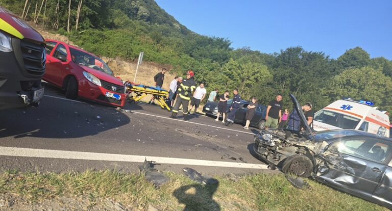 Momente teribile pe DN 7! A pătruns pe contrasens și s-a izbit cumplit de o altă mașină! Un șofer și o pasageră au ajuns la spital