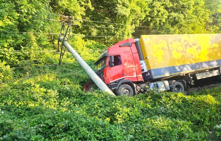 Scene de coșmar pe DN 7! Autocamion scăpat de sub control a făcut prăpăd! Un stâlp de electricitate, pus la pământ