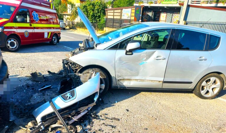 Clipe de groază pe Valea Dâmboviței, după impactul dintre trei mașini! Un șofer și un pasager, transportați de dimineață la spital