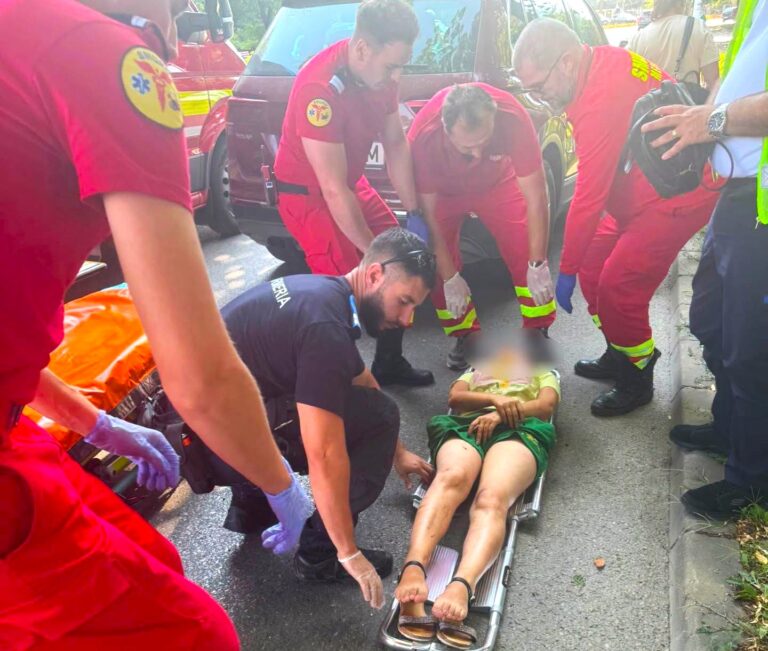 La un pas de moarte pe trecerea de pietoni! Tânără de 21 de ani, lovită în plin de o mașină! Jandarmii au intervenit de urgență pentru salvarea victimei