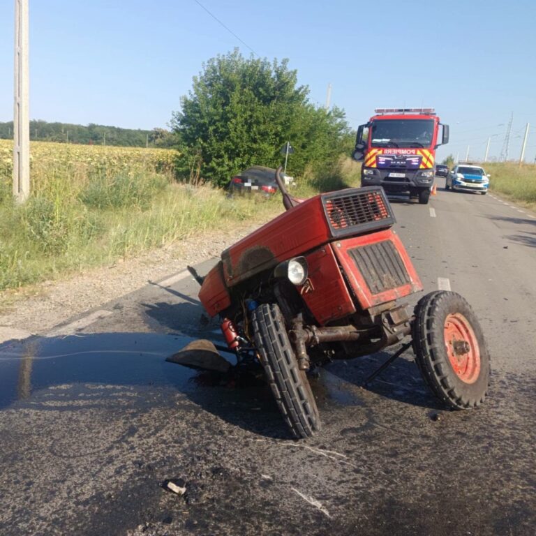 Impact devastator la început de săptămână! Tractor rupt în două după impactul cu un autoturism. Doi bărbați, transportați de urgență la spital