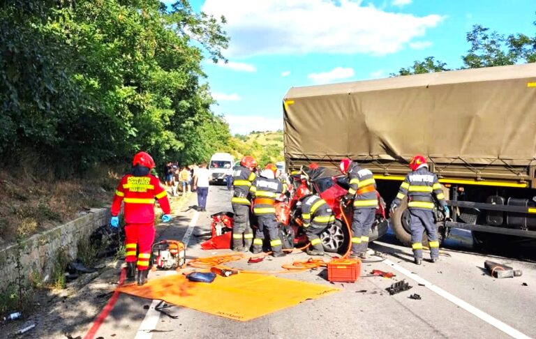Imagini de coșmar pe un drum din Mureș! Un copil și doi adulți și-au pierdut viața într-un accident devastator. Alte patru persoane au fost rănite după impactul dintre trei autoturisme și un autocamion militar