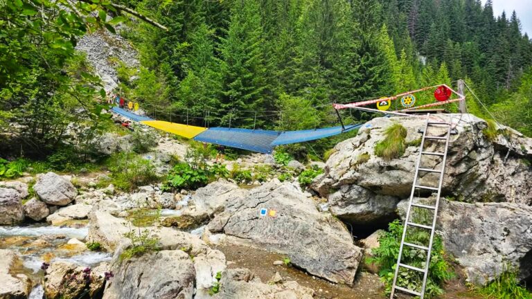 Alertă în Bucegi! Podul din zona Cheile Zănoagei s-a prăbușit! Accesul către Lacul Scropoasa și Cascada 7 Izvoare, blocat. Anunțul făcut de salvamontiști