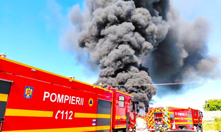Incendiu de proporții la un depozit de reciclat deșeuri! Flăcările au cuprins o hală de depozitare și prelucrare. A fost emis mesaj Ro-Alert din cauza degajărilor mari de fum