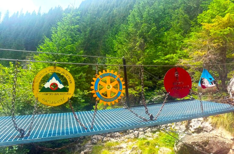 Vești excelente pentru turiști! Podul spre Lacul Scropoasa și Cascada 7 Izvoare a fost reparat