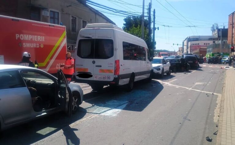 Dezastru după un accident devastator! Un autobuz a spulberat 12 autoturisme! Patru oameni au ajuns la spital, iar șoferul vinovat era rupt de beat