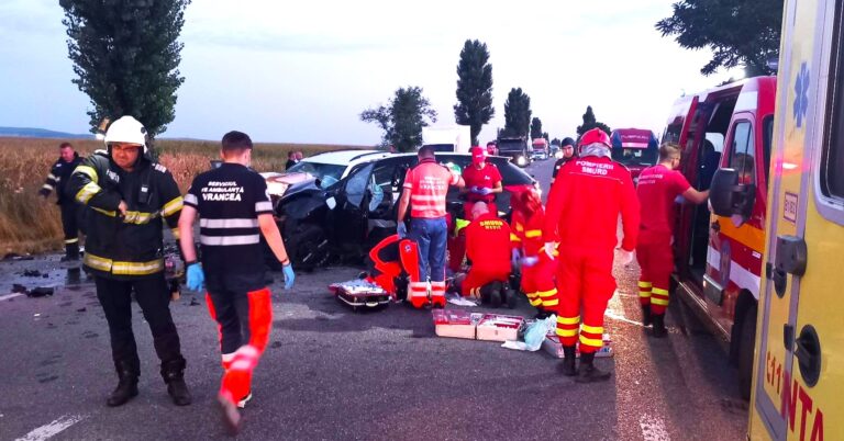 Dimineață de coșmar pe E85! Impact frontal devastator: un mort și trei răniți, printre care o gravidă și o fetiță de 3 ani