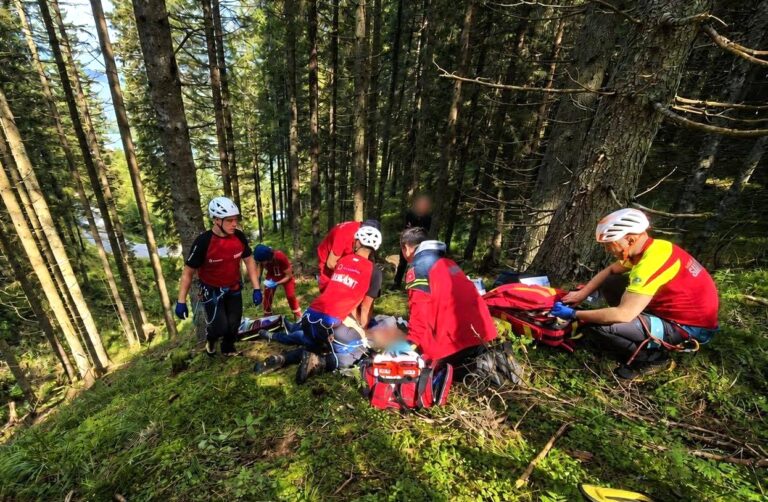 Sfârșit crunt pentru un bărbat în zona Lacului Bolboci! A plecat la cules de ciuperci și a sfârșit după ce a suferit un stop cardio-respirator. A fost solicitat elicopterul SMURD
