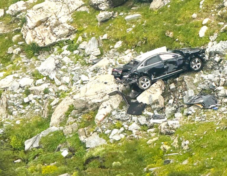 Neatenția care putea costa vieți! O nouă mașină s-a prăbușit în râpă pe Transfăgărășan