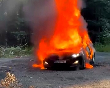 Sfârșit cumplit pentru un șofer! A pierit carbonizat într-o mașină înghițită de flăcări violente