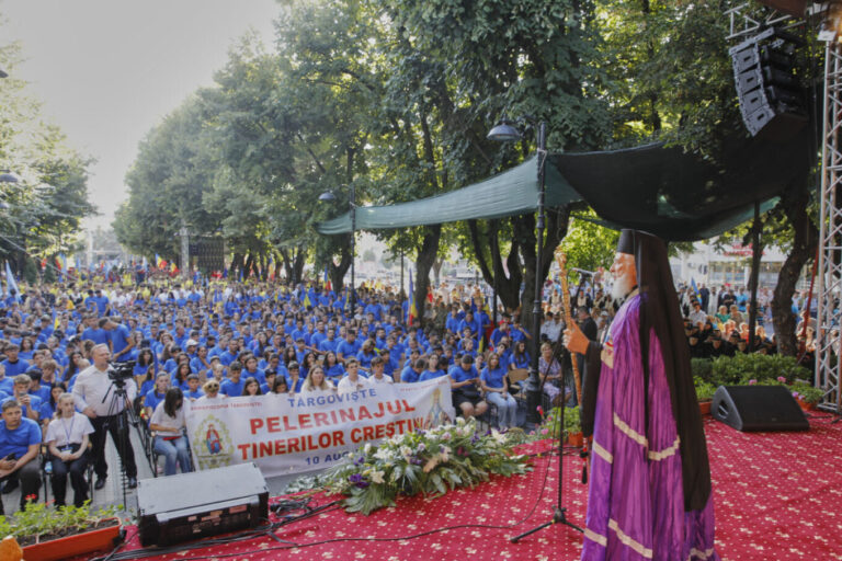 Peste 4.000 de tineri au umplut Târgoviștea de credință! Puternicul mesaj transmis cu ocazia sărbătorii Sfântului Ierarh Nifon. Elevii cu rezultate meritorii au fost premiați