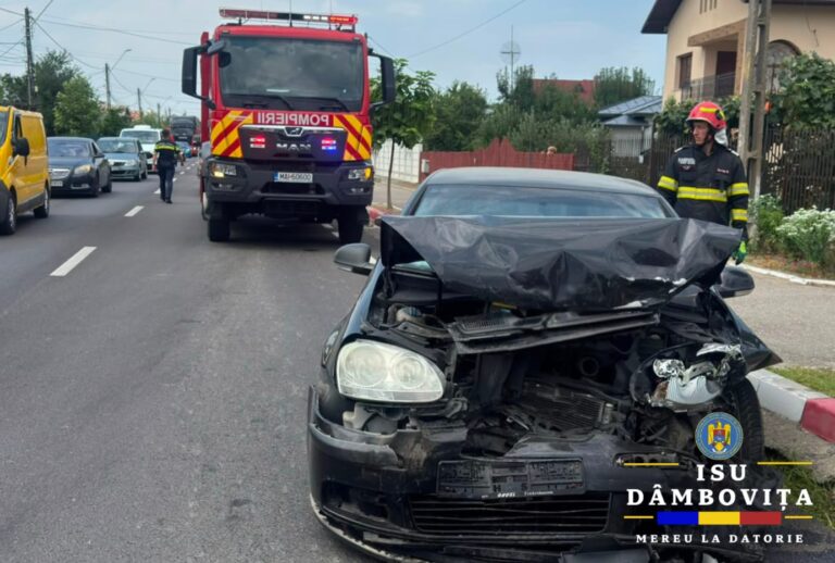 Clipe dramatice în Dâmbovița, după impactul violent dintre două autoturisme! Ambii șoferi, transportați de urgență la spital. Un tânăr de 22 de ani ar fi vinovat pentru producerea coliziunii