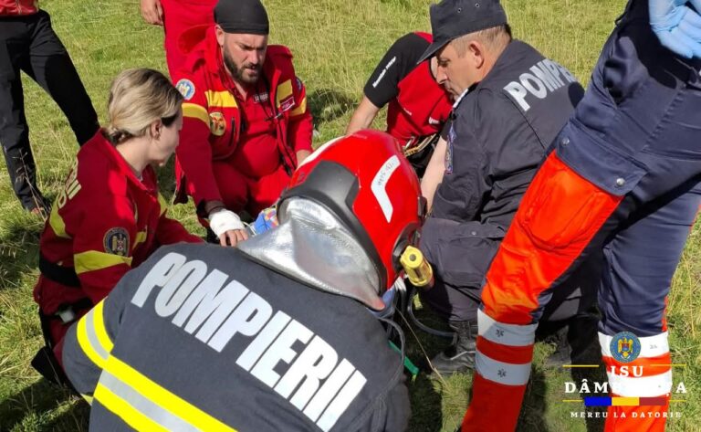 Motocicletă prăbușită în râpă, în zona montană a Dâmboviței! Momente de groază pentru o tânără de 32 de ani! A fost solicitat elicopterul SMURD