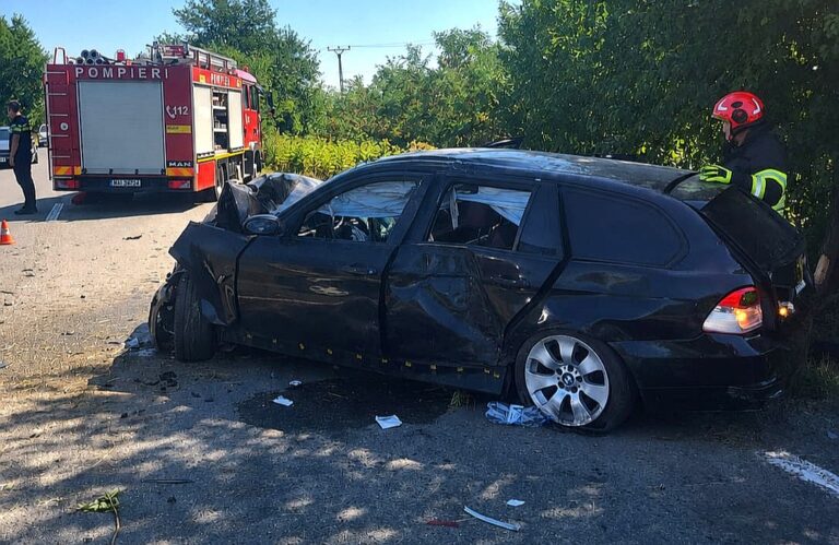 Momente dramatice la Dărmănești după ce o mașină s-a izbit violent de un copac! O șoferiță și un pasager, la un pas de moarte! Una dintre victime a ajuns la spital cu elicopterul SMURD