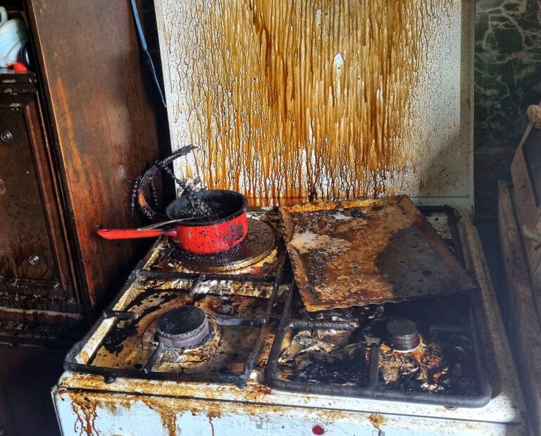 Momente  îngrozitoare într-un bloc din Târgoviște! Incendiu izbucnit în bucătărie de la o cratiță uitată pe aragaz. 15 persoane s-au autoevacuat, iar o femeia a ajuns la spital după ce a făcut atac de panică