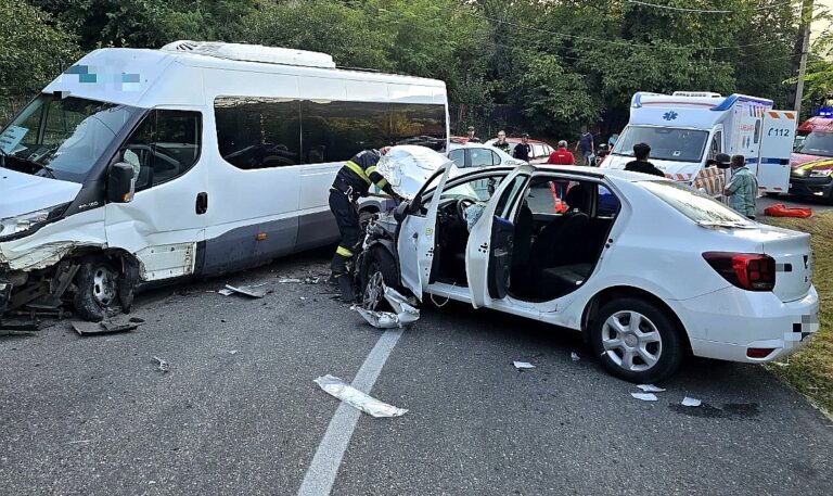 Scene de groază pe o șosea din Vâlcea! Un autoturism a intrat pe contrasens și a izbit în plin un microbuz. Un șofer și doi pasageri, de urgență la spital