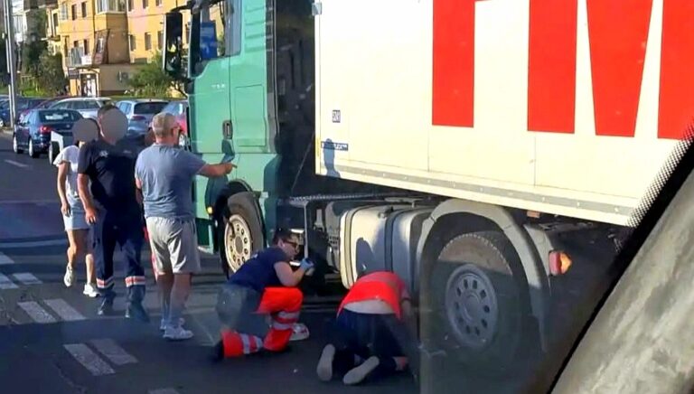 Început de săptămână de coșmar! Un bărbat de 73 de ani a pierit strivit sub un TIR. Salvatorii au luptat contracronometru pentru salvarea lui