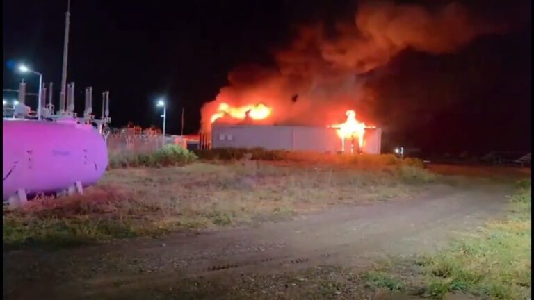 Noapte de foc în județul Buzău! O hală cu baterii pentru stocarea energiei a fost cuprinsă de flăcări. Pompierii, mobilizați ore întregi pentru lichidarea incendiului