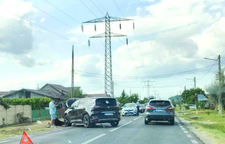 Impact violent între două mașini în Dâmbovița! Clipe dramatice pentru un șofer de 75 de ani! Victima, transportată de urgență la spital