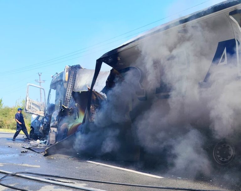 Impact devastator între un autoturism și un TIR! Ambele autovehicule au luat foc, iar un șofer a murit carbonizat