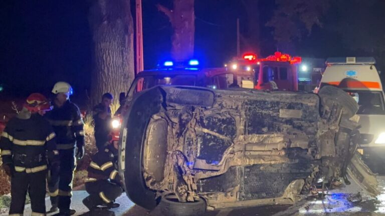 Impact fatal cu un copac! Un șofer începător și-a pierdut viața pe loc, iar un adolescent de 17 ani a ajuns în stare gravă la spital în urma accidentului înfiorător