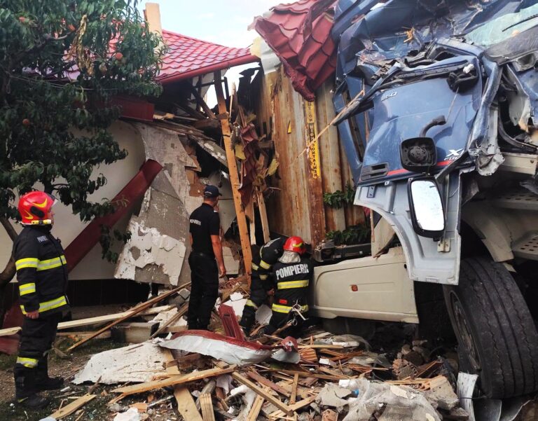 Scene de coșmar după ce un TIR a fost scăpat de sub control! O casă și o mașină, distruse în urma accidentului devastator. Șoferul mastodontului ar fi adormit la volan