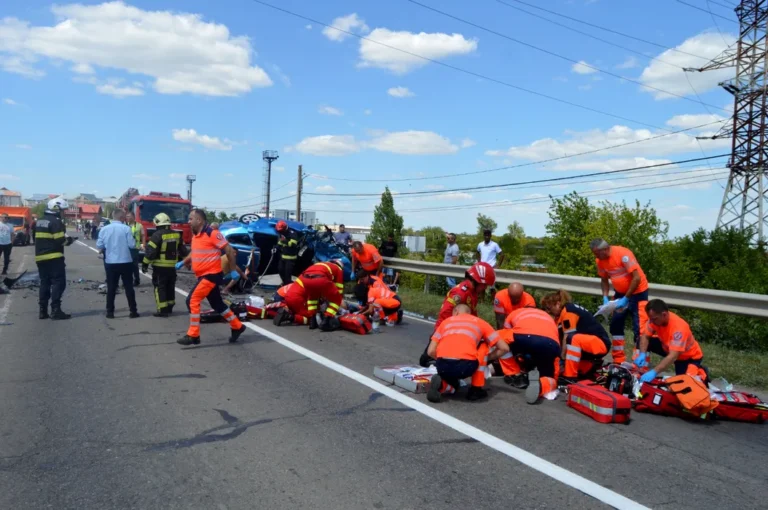 Depășirea care a transformat o șosea din Brăila într-o scenă de coșmar! Doi soți au murit pe loc, iar o mamă și trei copii au fost transportați de urgență la spital, după impactul devastator dintre două mașini