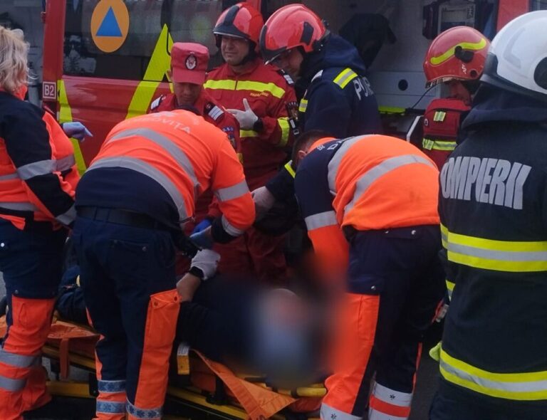 Impact fatal cu un copac! Un șofer din Dâmbovița și-a pierdut viața într-un accident îngrozitor. Victima găsită în stop cardio-respirator nu a răspuns manevrelor de resuscitare