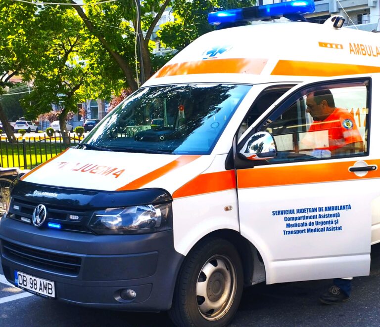 Un bărbat din Sri Lanka a comis-o rău de tot în traficul dâmbovițean! S-a urcat la volan beat și fără drept de a conduce și a făcut accident. Pasager, transportat de urgență la spital după ce mașina s-a oprit în cap de pod