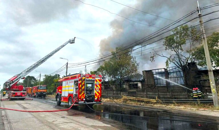 Incendiu devastator în apropierea unei rafinării! Flăcările au mistuit o hală în care se aflau diluanți. Un autotren și trei autoturisme, afectate de incendiu