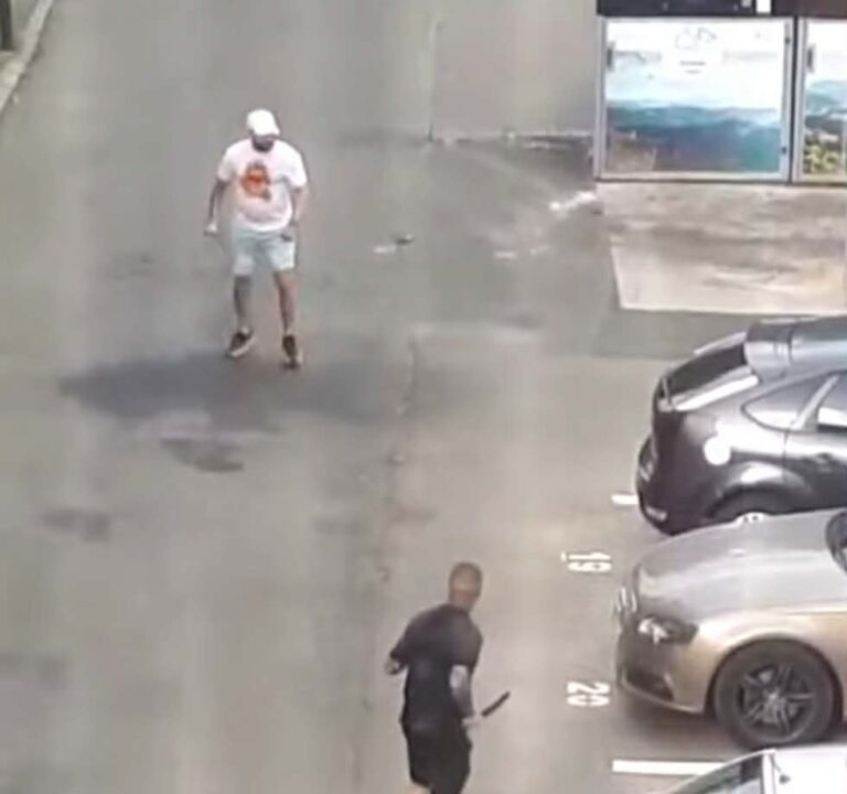 Scandal cu săbii și spray lacrimogen, în plină stradă! Scenele violente au fost filmate. Un adolescent de 16 ani, printre cei implicați