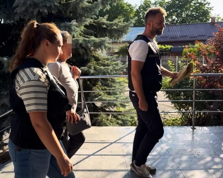 Caz șocant în județul Botoșani! Și-a îngropat concubinul în curtea casei după ce l-ar fi ucis. O femeie de 50 de ani, reținută pentru omor calificat