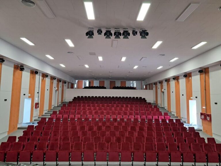 Cortina se ridică și mari artiști vor urca pe scena Centrului Cultural Flacăra. Moreniul va avea propria stagiune culturală