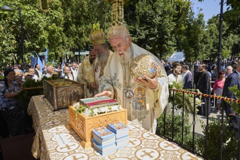 Zeci de mii de pelerini așteptați la Târgoviște la începutul săptămânii viitoare! Moaștele Sfintei Filofteia vor fi aduse la sărbătoarea Sfântului Ierarh Nifon. Două zile de sărbătoare și rugăciune la Catedrala Mitropolitană din centrul orașului