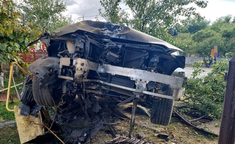 Și-a făcut Mercedes-ul zob! Scene de coșmar pe DN 72, în Dâmbovița! O femeie a fost rănită, iar o conductă de gaze și un gard au fost distruse în urma impactului devastator