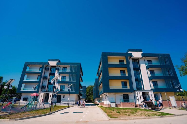 Un vis devenit realitate pentru 48 de familii din Pucioasa! Le-au fost înmânate cheile noilor locuințe