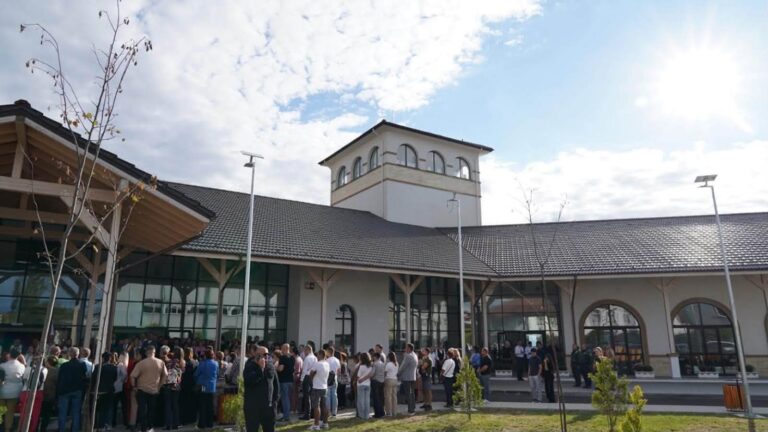 Centru cultural modern, inaugurat la Titu de Ziua orașului! Noua clădire va găzdui piese de teatru, concerte, conferințe, ateliere, cercuri dedicate copiilor și tinerilor