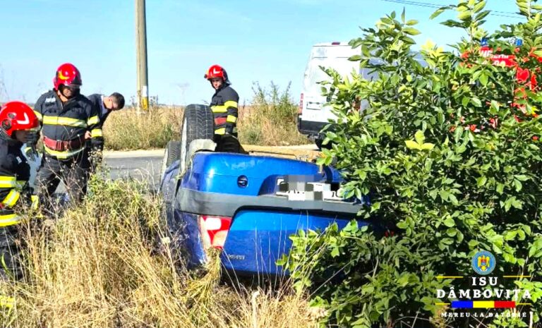 Clipe de groază pe o șosea din Dâmbovița! Șoferul a scăpat cu viață miraculos după ce s-a răsturnat cu mașina în afara drumului. Pompierii militari au intervenit de urgență