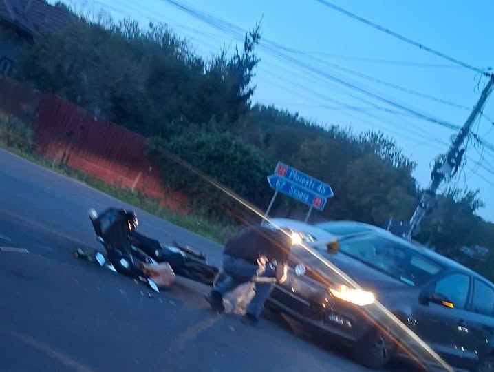 Ciocnire violentă în intersecție! Bărbat din Dâmbovița, transportat de urgență la spital pentru îngrijiri medicale, după impactul dintre un autoturism și un moped electric