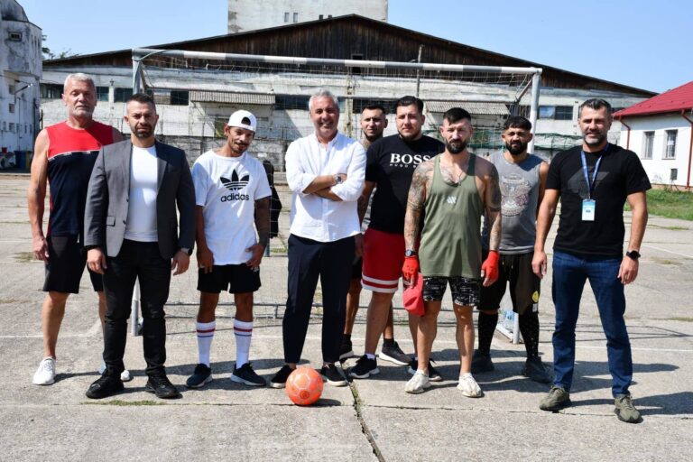 Adrian Neaga, față în față cu 60 de deținuți la Penitenciarul Găești! Mesaj puternic transmis de fostul fotbalist al Stelei: „Viitorul depinde de alegerile pe care le facem în prezent”