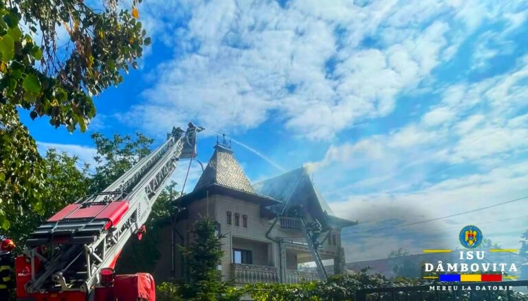 Necaz mare pentru o familie din Dâmbovița, după ce locuința i-a luat foc! Flăcările au afectat o suprafață de 300 de metri pătrați